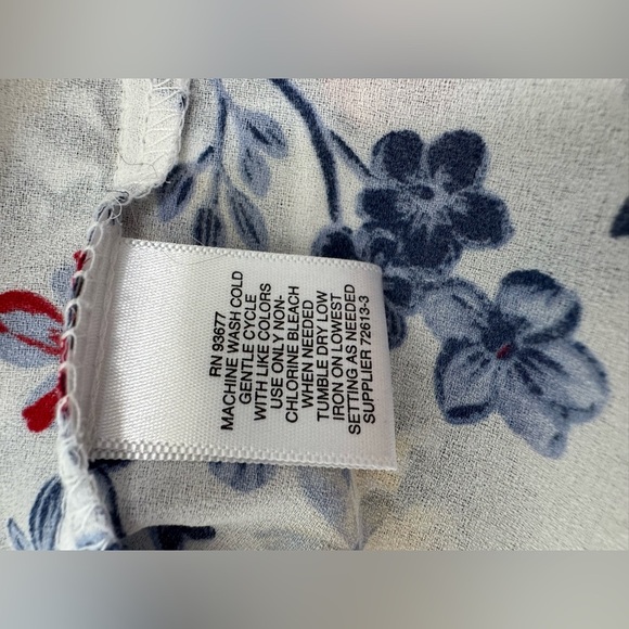 EUC Liz Claiborne Lightweight Floral Blouse in Eggshell - Picture 16 of 16